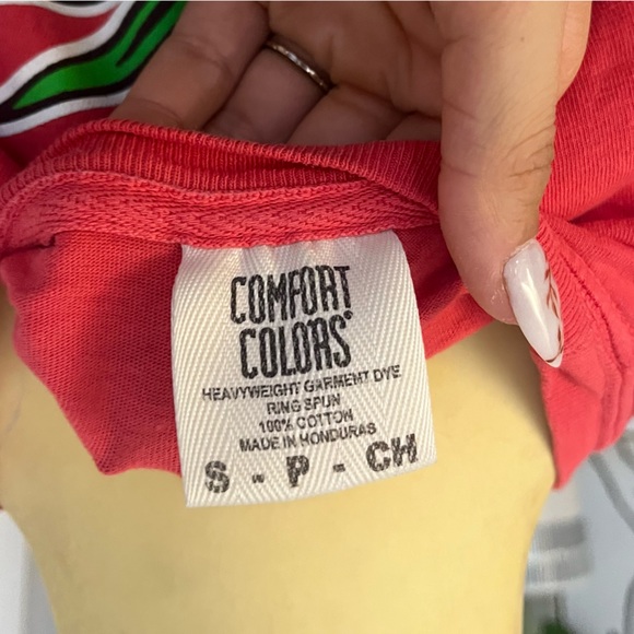 A bright dark pink Pineapple Willy’s t-shirt! - Picture 3 of 5